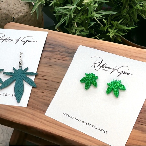 Handmade Cannabis Leaf Stud Earrings - Unique Weed Accessory! 🌿 Maple Leaf Studs - Picture 3 of 6